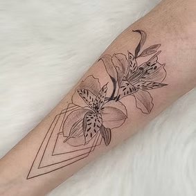 Tatuagem real do portfólio: Lírios geométricos